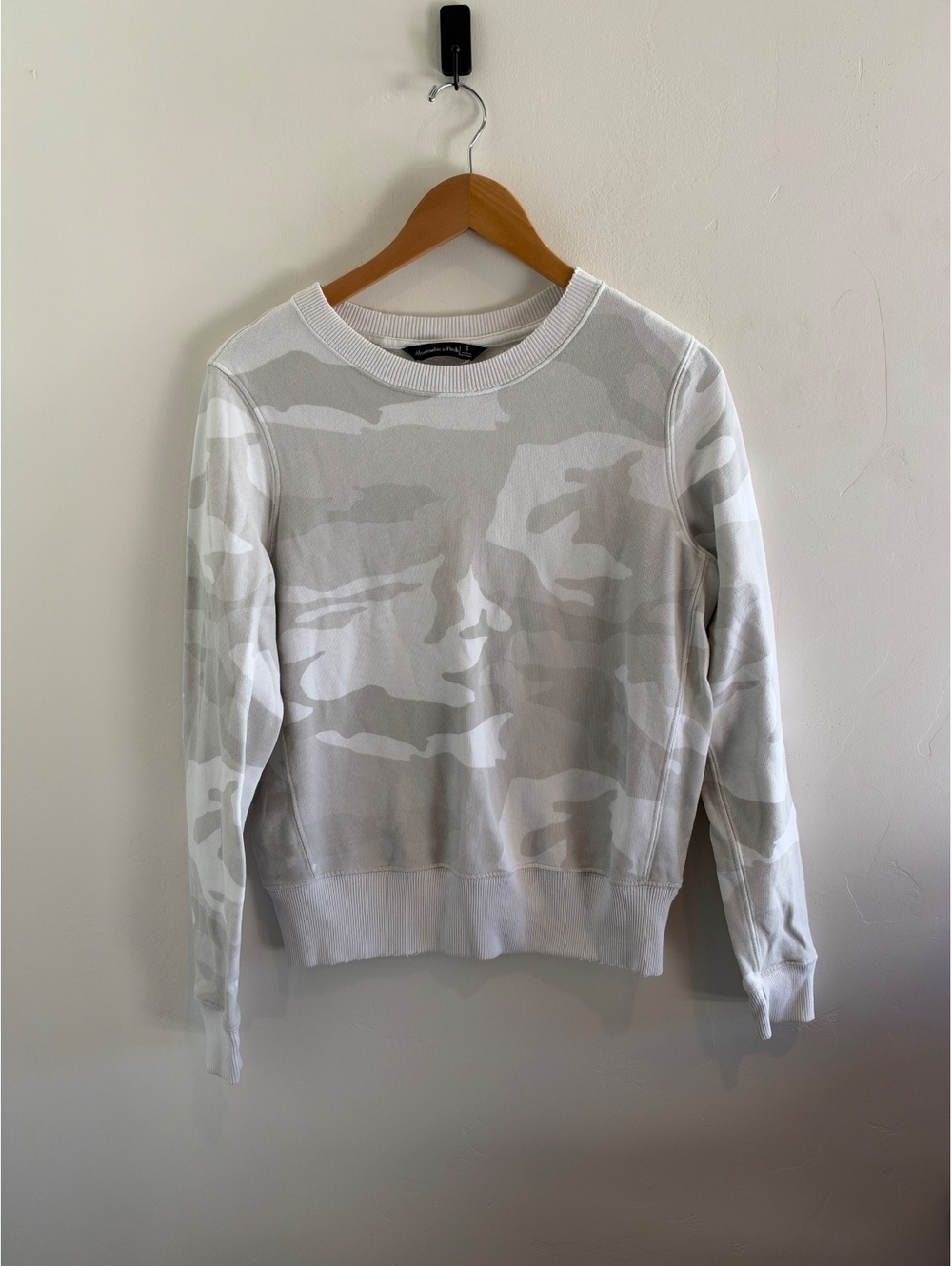 Abercrombie & Fitch White Gray Camo Crewneck Sweatshirt Size Small
